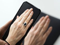 Augmented Reality Jewelry Makes Online Jewelry Popular